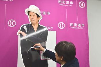 長谷川朝晴さんサイン記入風景