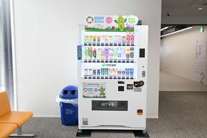 市役所本庁舎に設置されたSDGs寄付型自販機